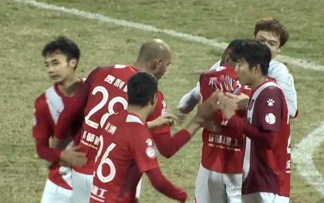 星空体育官网入口-沙尔克连胜被终结，队伍遇到阻碍