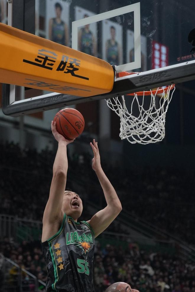 山东男篮战胜辽宁队，大胜关键战