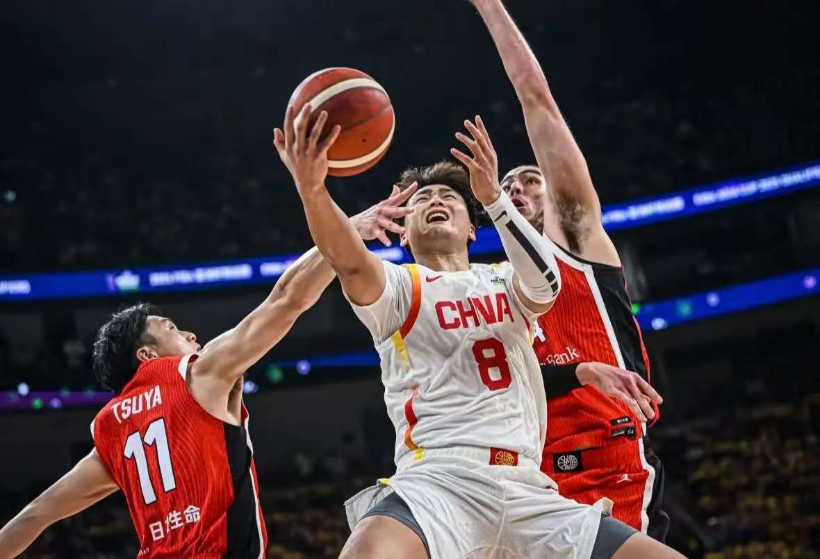 星空体育网站入口-CBA球星精彩绝伦全力以赴争夺胜利