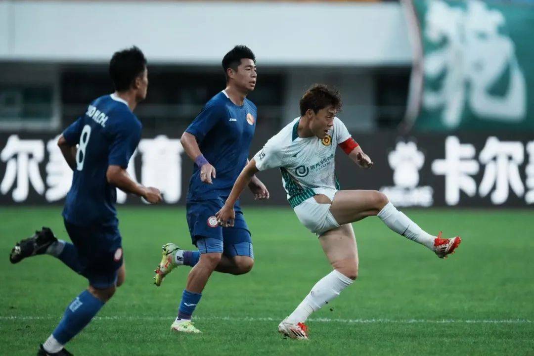 竞技俱乐部球迷声援高球员,要求提高战斗力的简单介绍 竞技俱乐部球迷声援高球员,要求提高战斗力的简单介绍