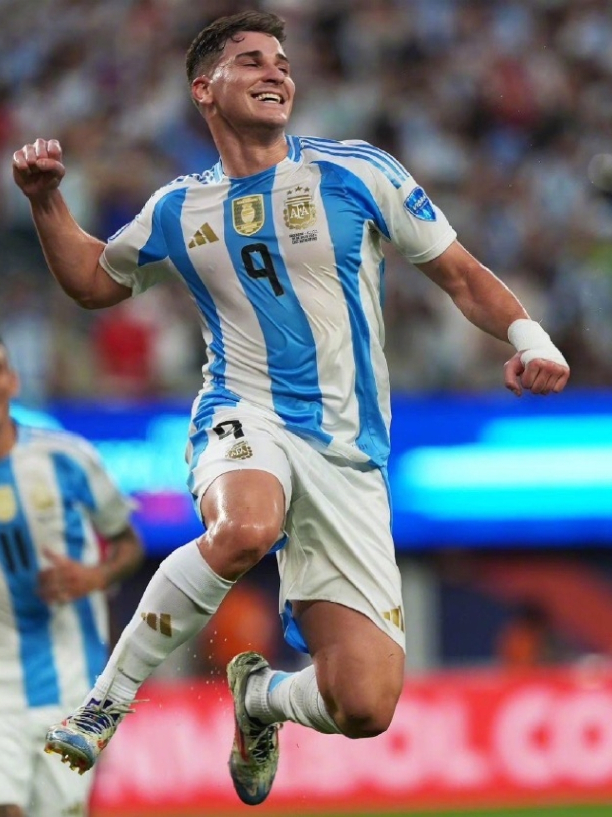 南极杯：阿根廷队力拔头筹，进入决赛