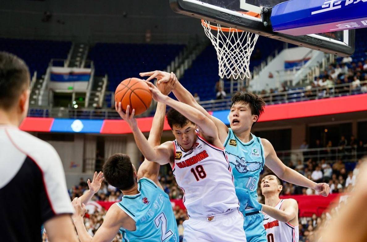 广东队外线连续命中，逆转比赛