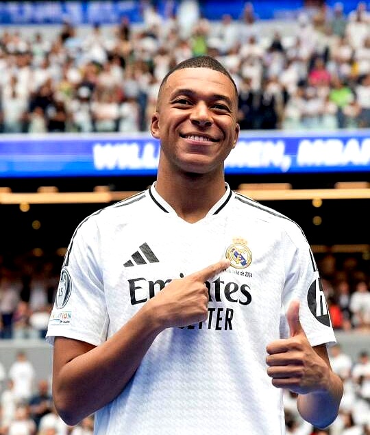 包含法国球员姆巴佩荣获欧洲金球奖，个人全面实力受肯定的词条