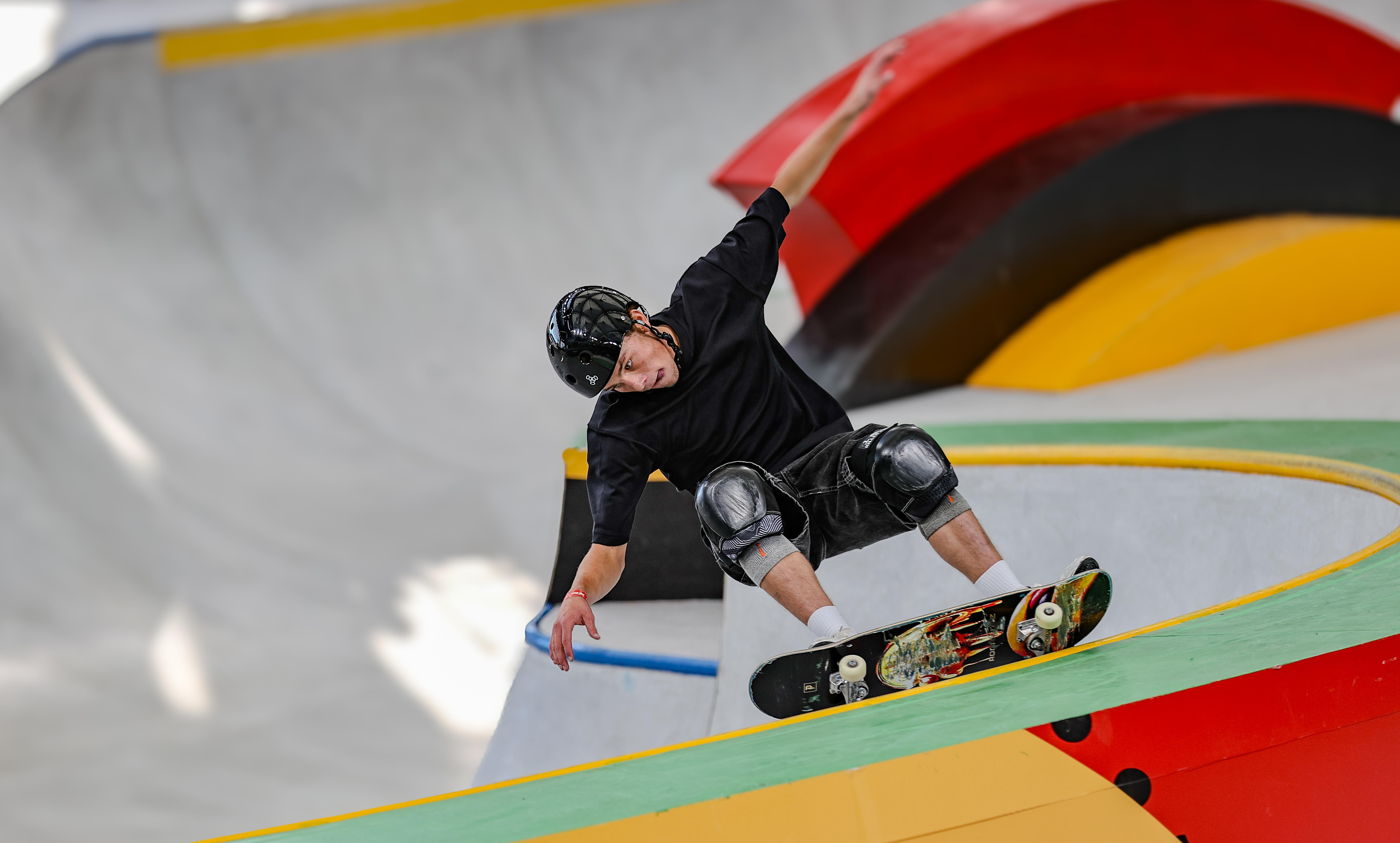 滑板选手表演高难度动作获得高分的简单介绍