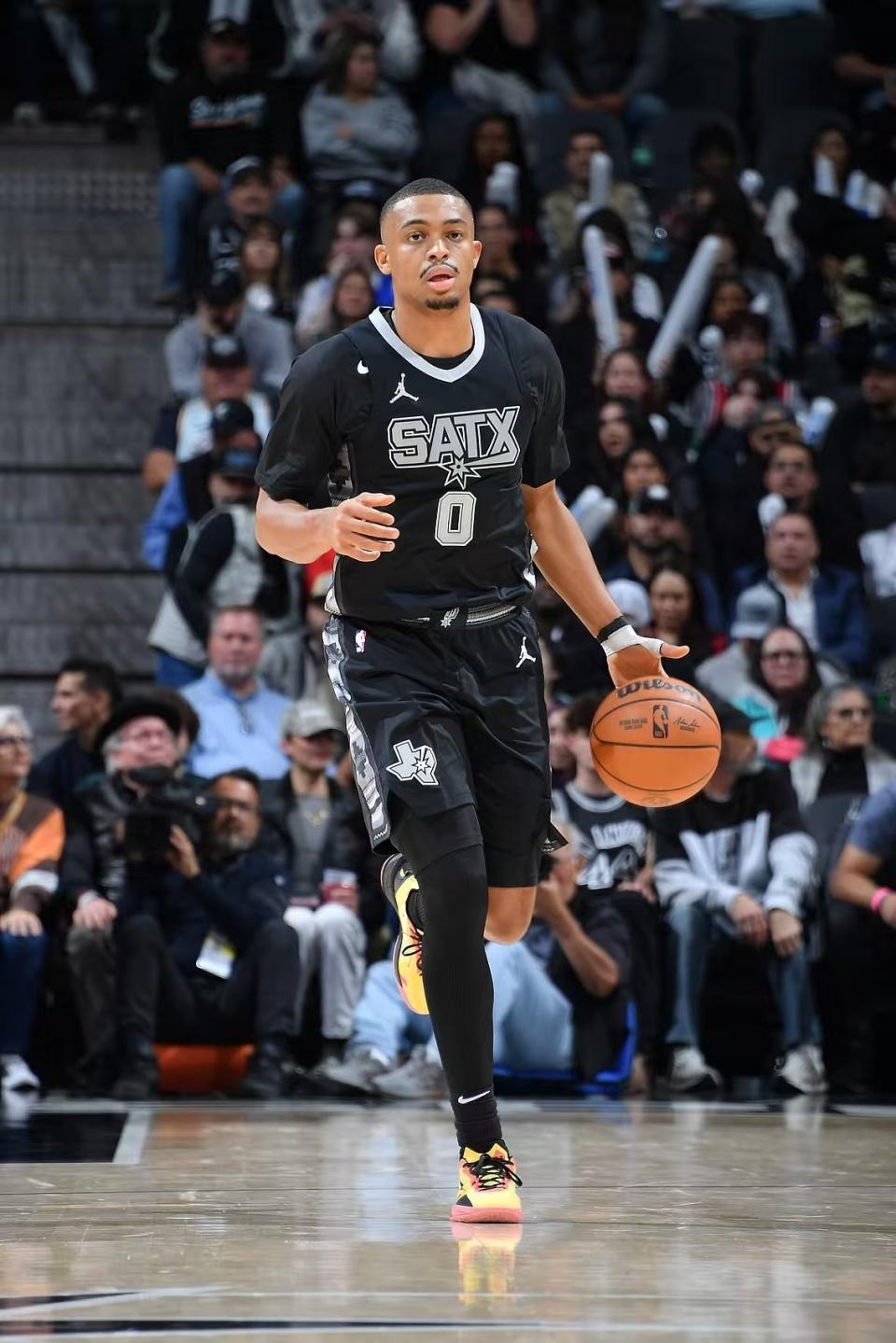 星空体育直播-关于杰克逊三节30分，快船逆转马刺，连胜太空站的信息