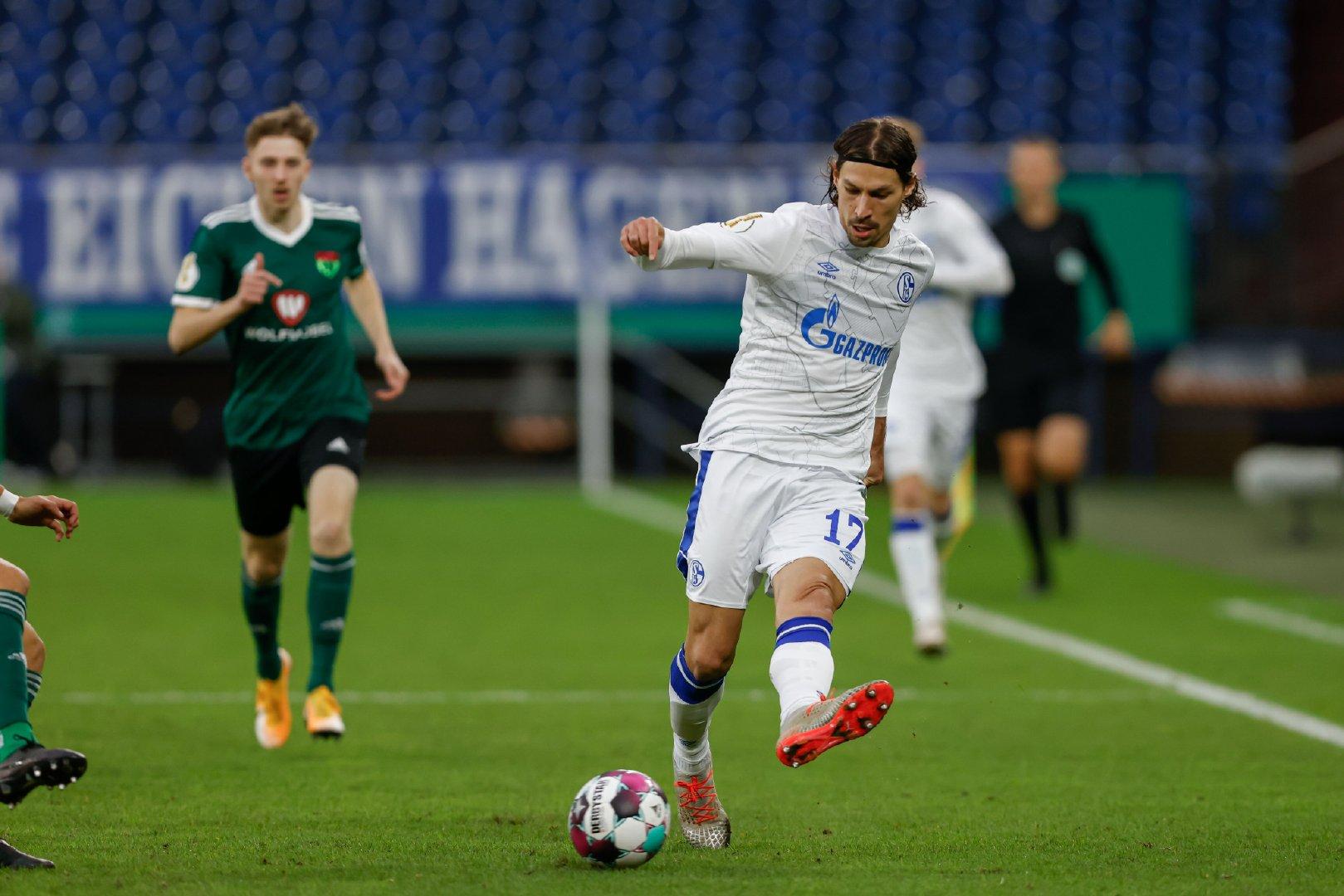 星空体育视频-沙尔克队客场逆转获胜，积分持续攀升