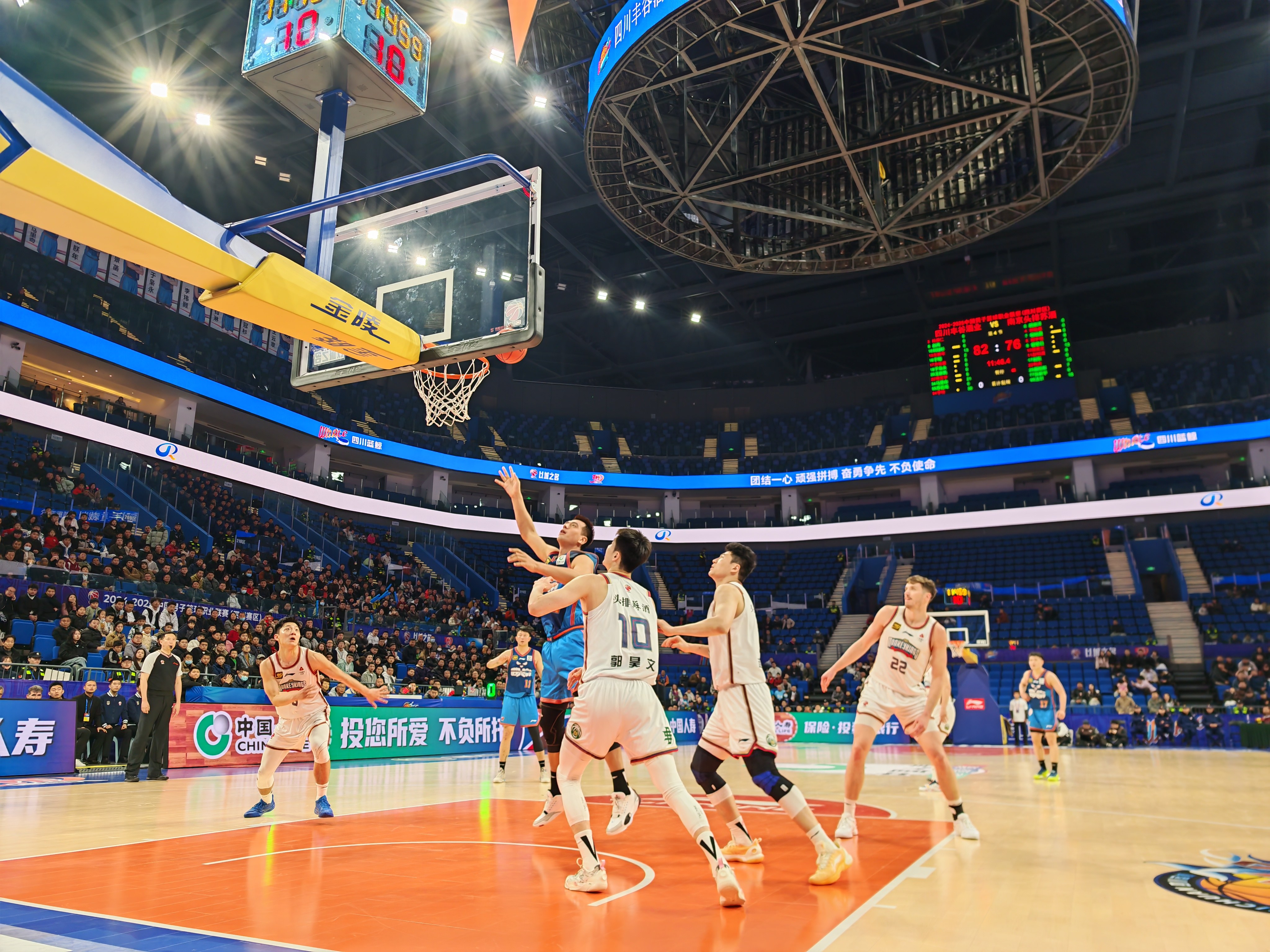 江苏男篮击溃对手，全队表现出色