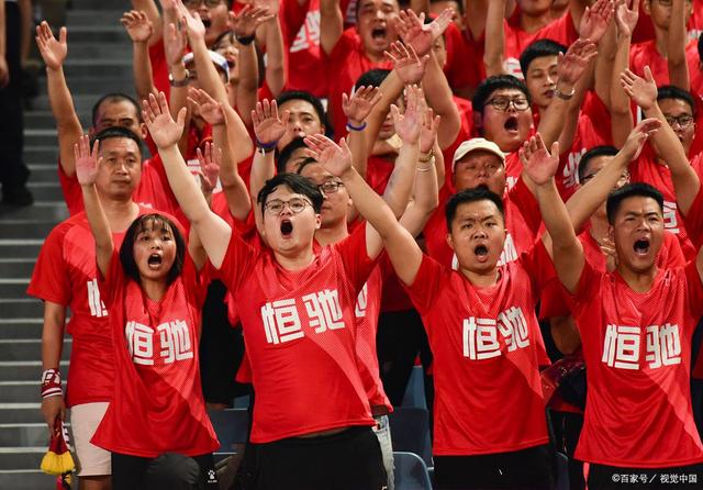 星空体育直播-看台上观众挥舞旗帜，为球队加油助威