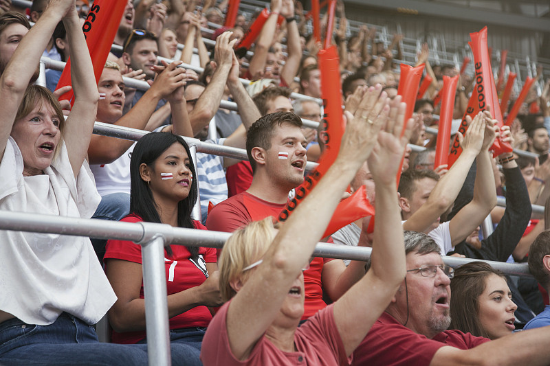 看台上观众挥舞旗帜，为球队加油助威