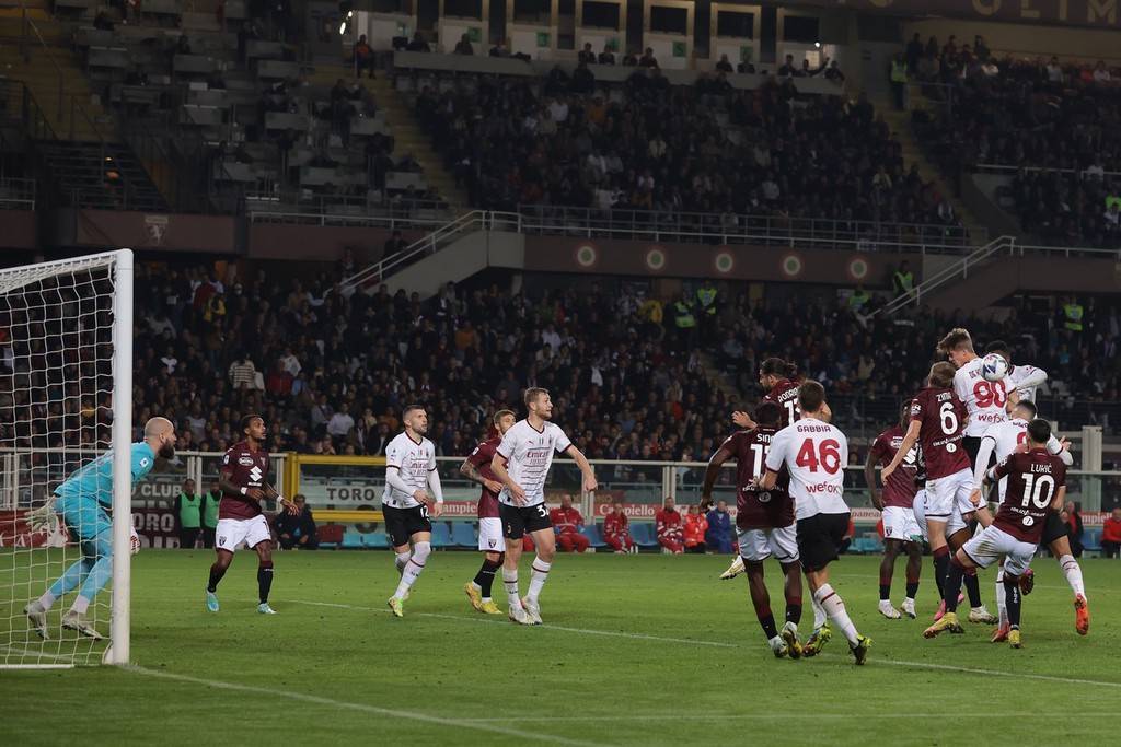 AC米兰客场战胜都灵，联赛继续领跑的简单介绍