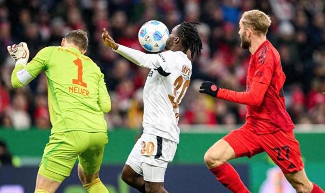 拜仁慕尼黑门将神勇扑救，助球队逆转对手