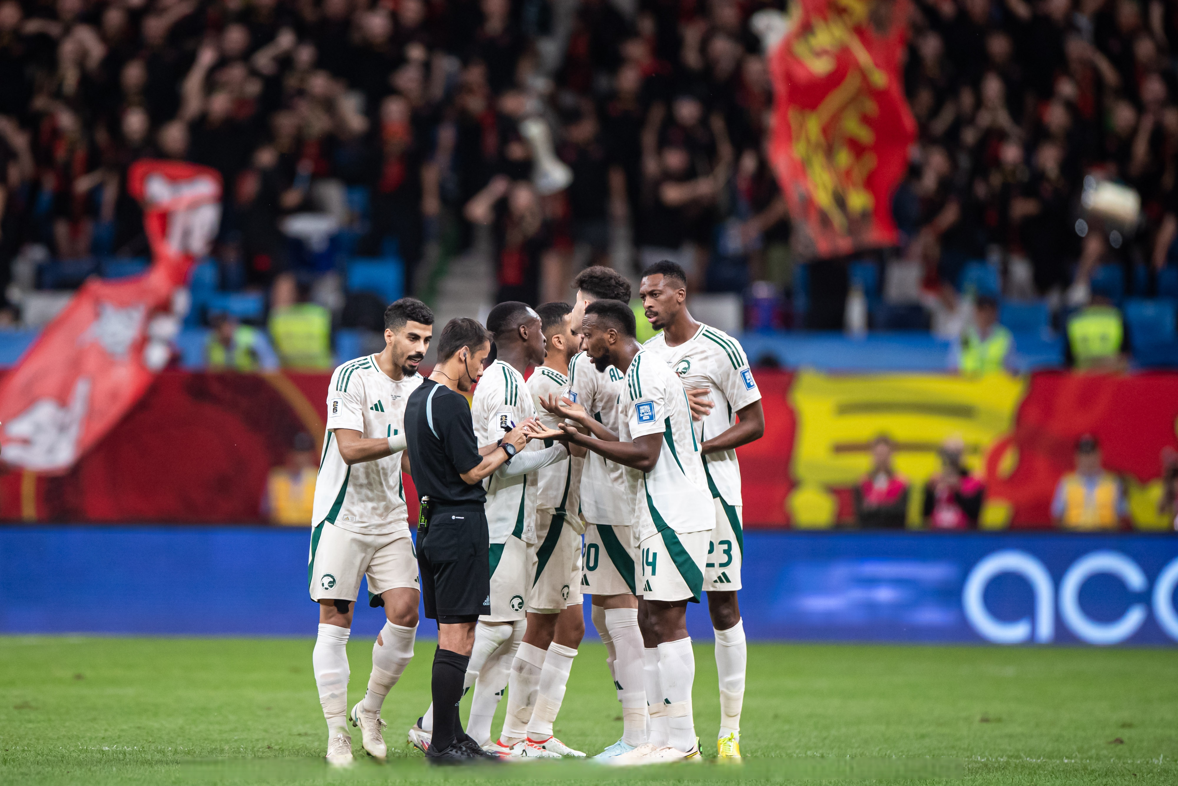 星空体育官方入口-沙尔克不敌对手，球队重回训练场备战下场比赛