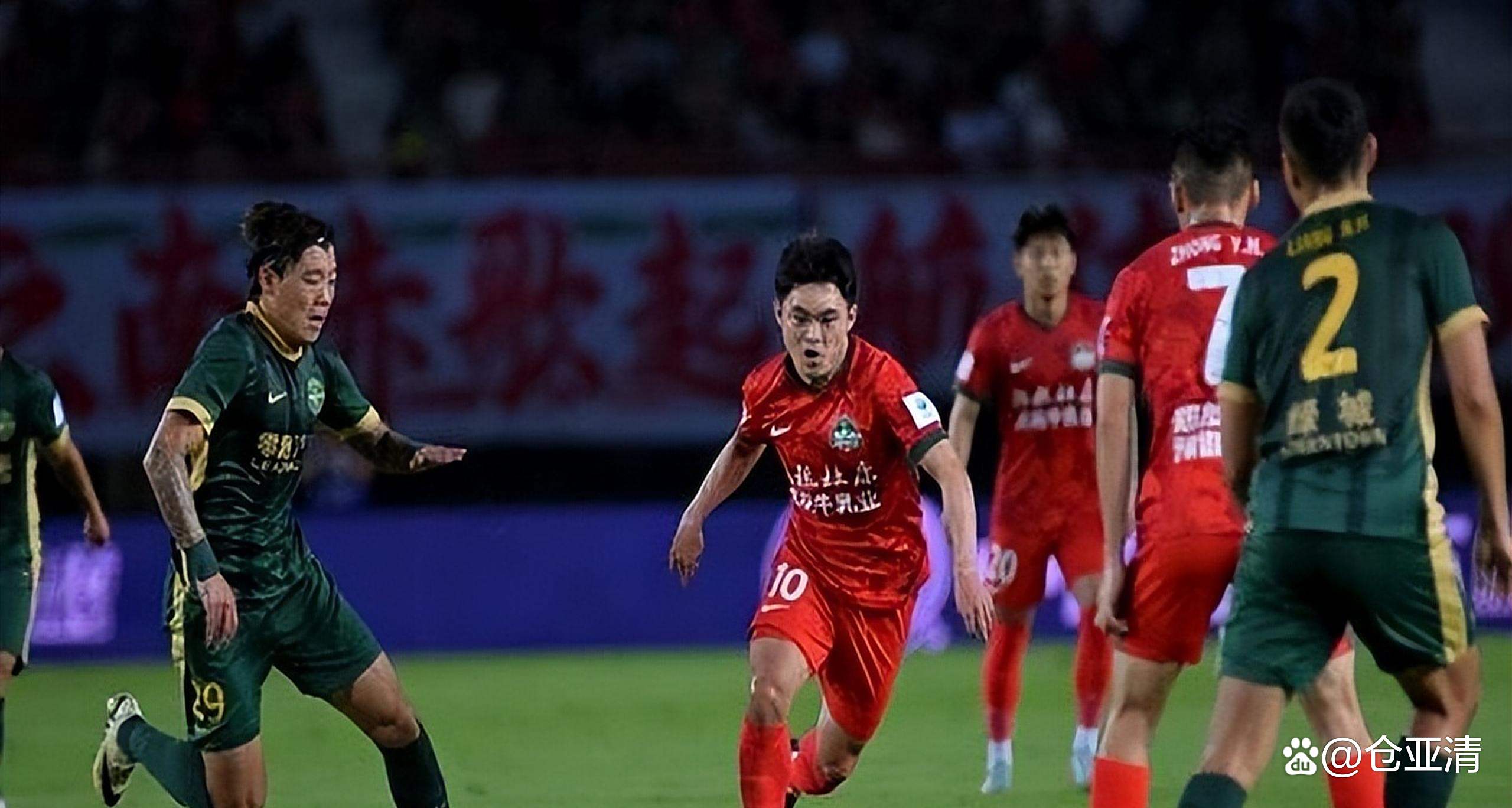 河南球队在比赛中遭遇挑战，依然保持领先地位