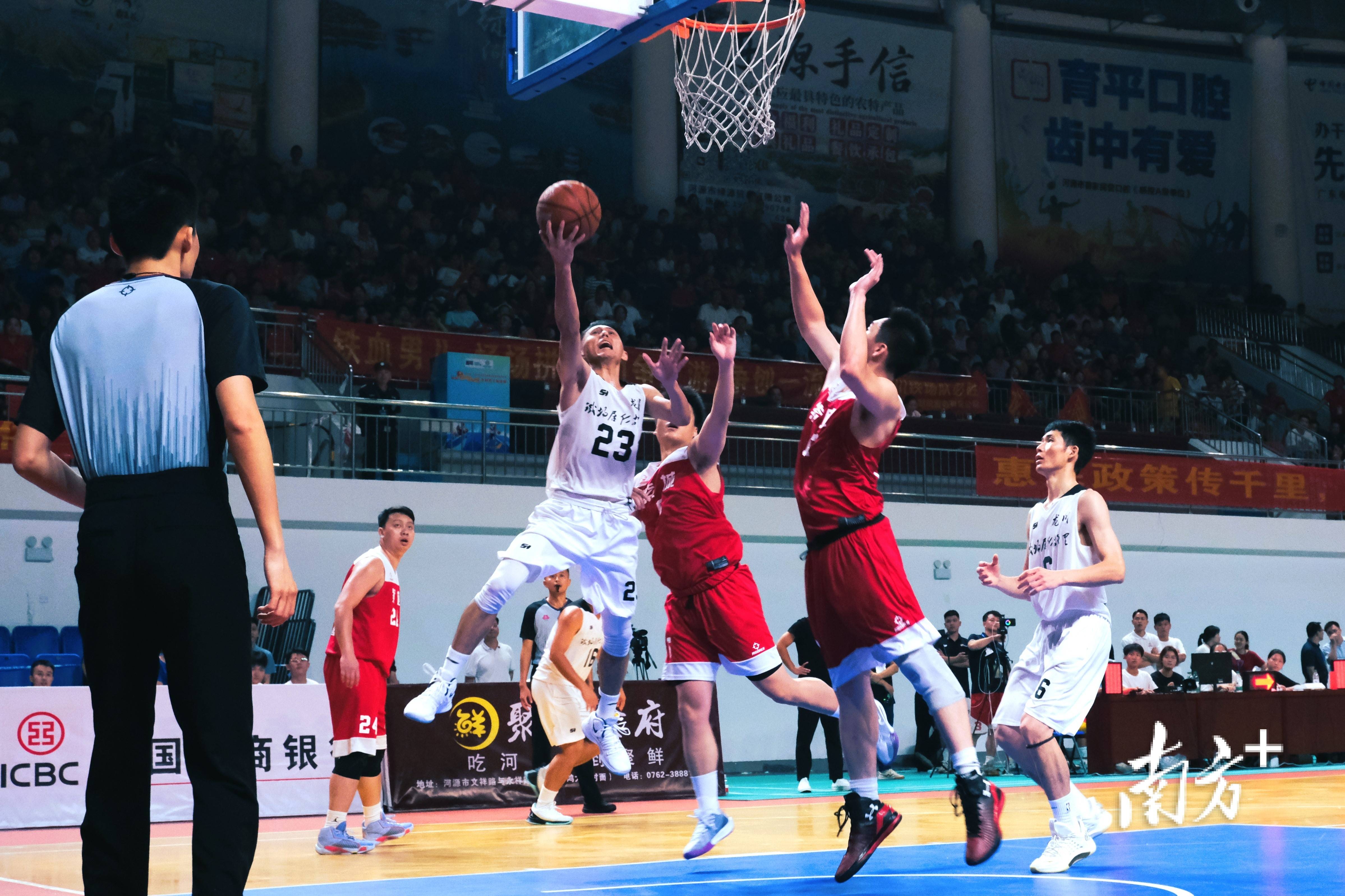 星空体育入口-令人回味无穷的篮球赛场精彩瞬间