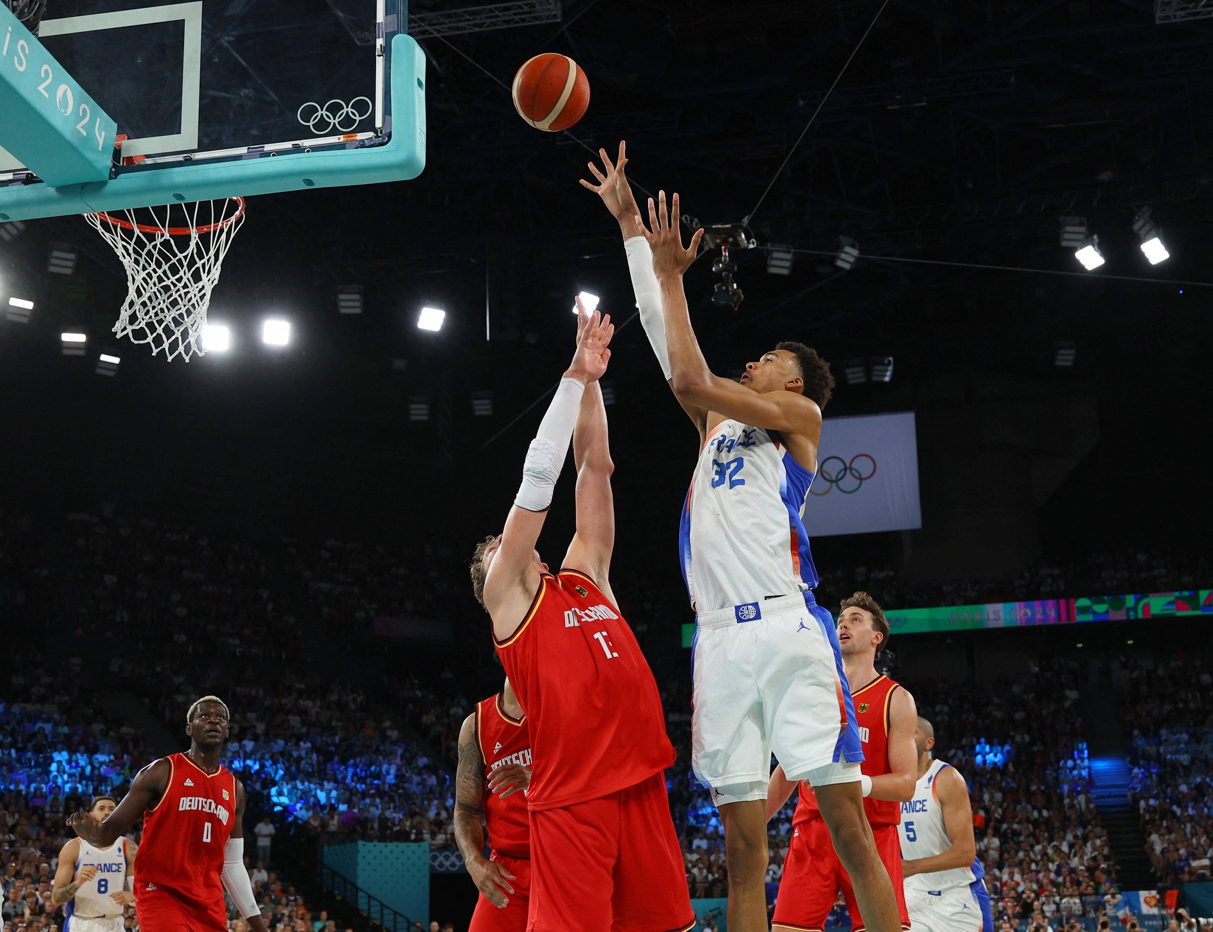 令人回味无穷的篮球赛场精彩瞬间 令人回味无穷的篮球赛场精彩瞬间