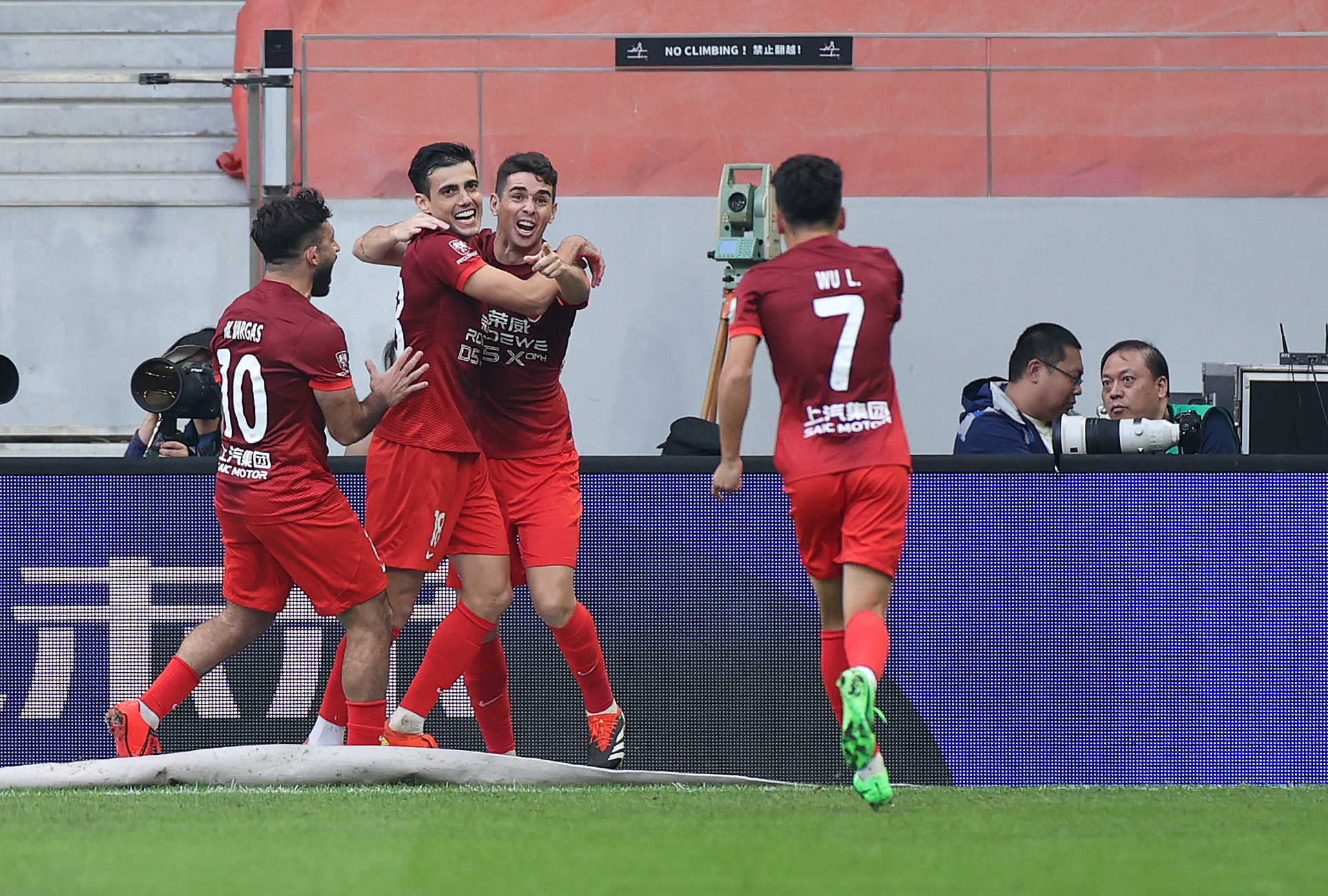 星空体育教练-上海上港取得连胜，冲击中超冠军