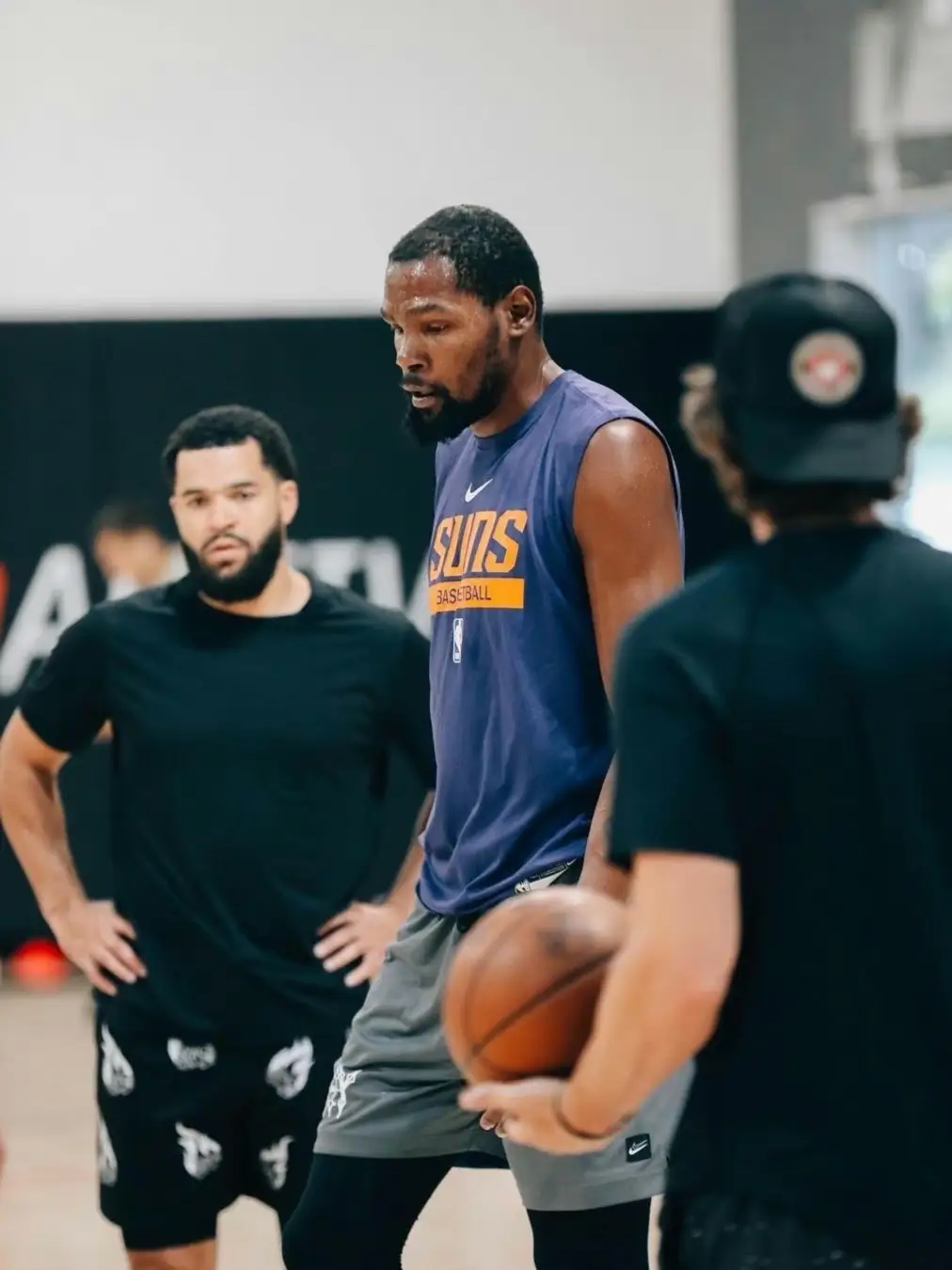 包含杜兰特资助建设篮球训练营，助力年轻球员提升技艺的词条