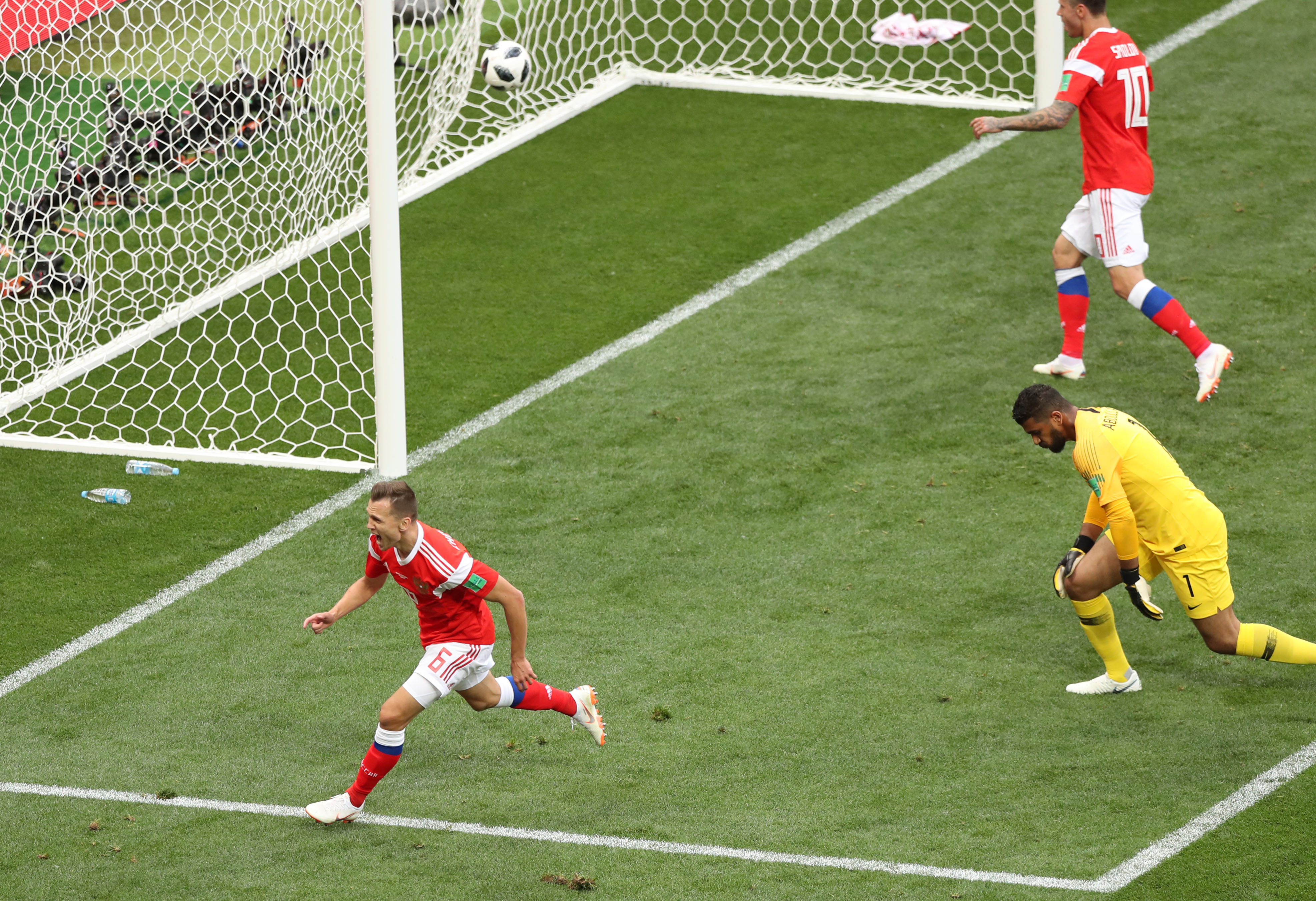 星空体育网站-足球场上技术对决，球员展现出色表现的简单介绍