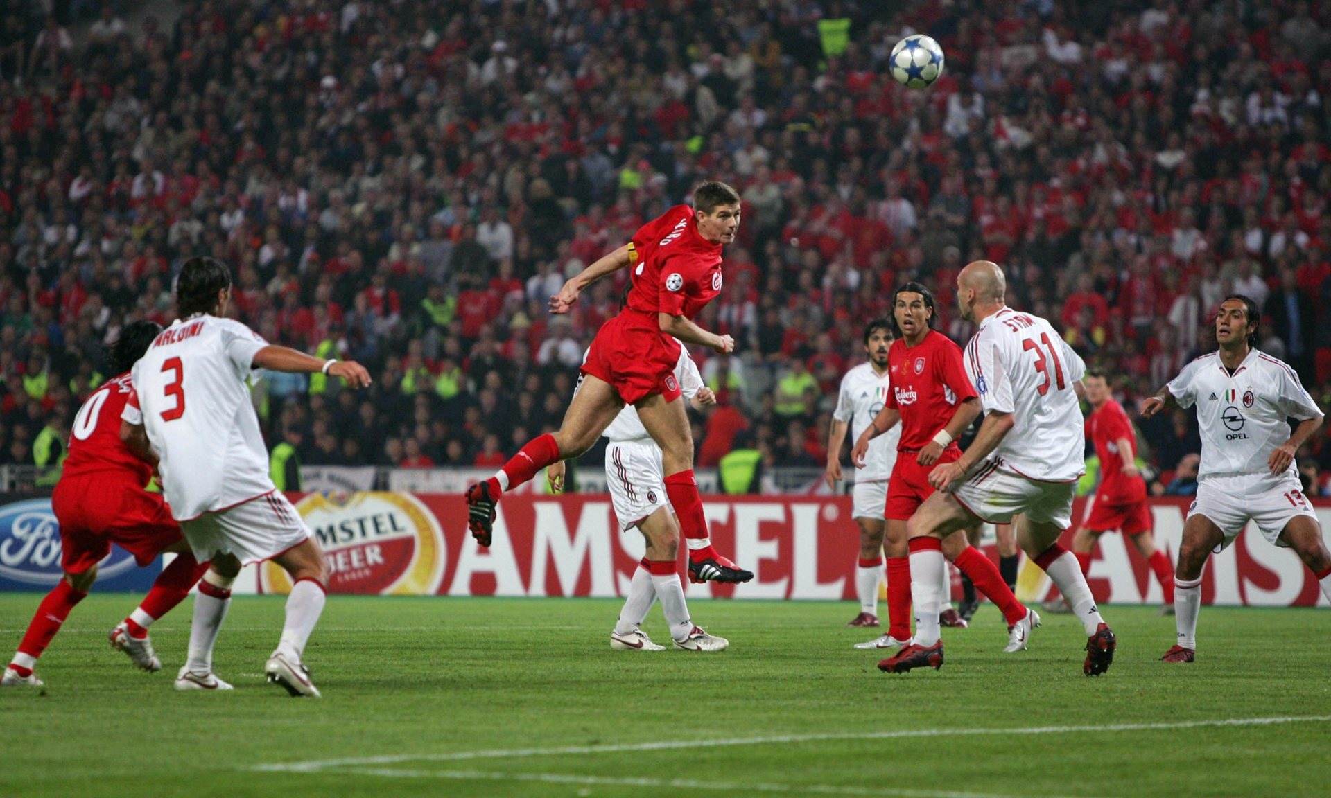 足球场上技术对决，球员展现出色表现的简单介绍