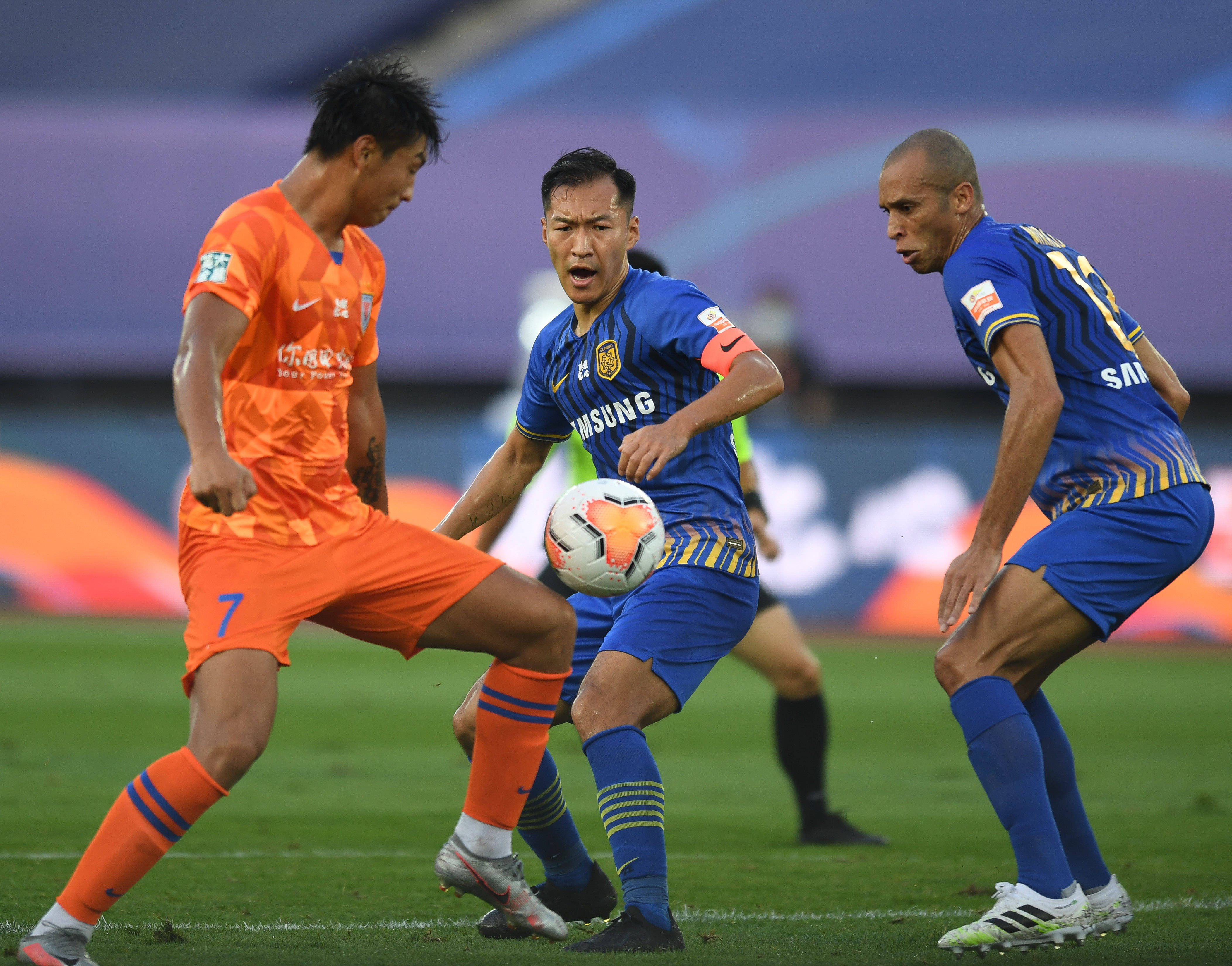 苏宁客场取胜,凭借绝杀击败鲁能 苏宁客场取胜,凭借绝杀击败鲁能