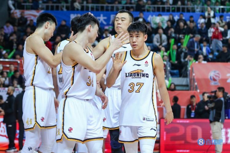 三分球命中率高达%，球队轻取胜利的简单介绍