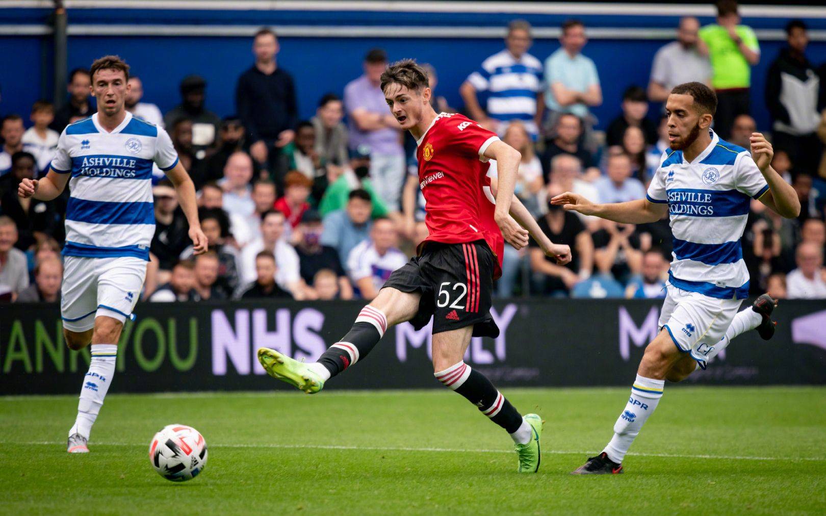 英冠女子足球联赛上演悬念对决